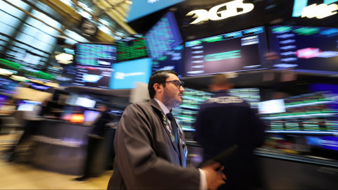 Un operador en el patio de negociación de la Bolsa de Nueva York (NYSE, por sus siglas en inglés), en Wall Street.
