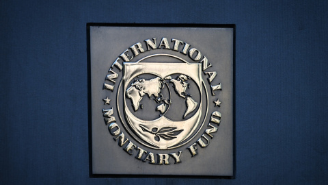 El logo del FMI en la fachada de su sede en Washington.