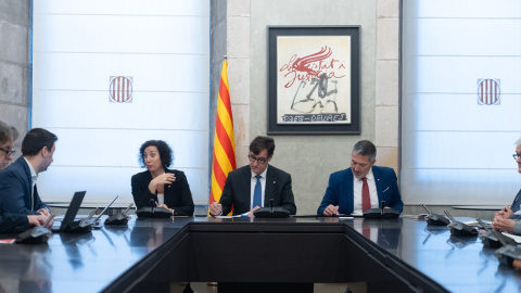 El presidente de la Generalitat, Salvador Illa, acompañado por el conseller de Empresa, Miquel Sàmper, y por la consellera de Economía, Alicia Romero, durante una reunión, en el Palau de la Generalitat, a 7 de abril de 2025, en Barcelona.